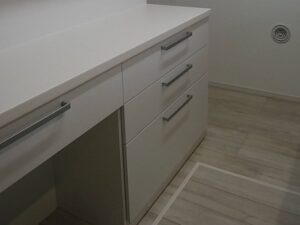 三重キッチン取付け隊　カップボードの取付け　